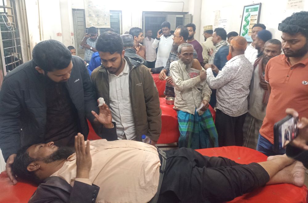 লক্ষ্মীপুরে সাংবাদিকদের ওপর সন্ত্রাসীদের হামলা ও গুলি, আহত ৪